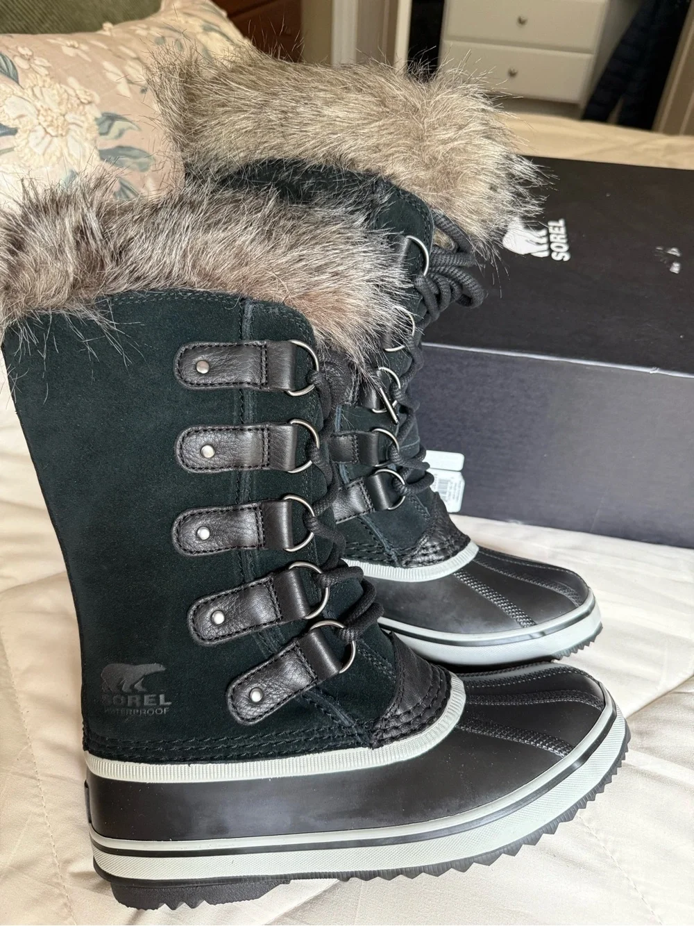 NEW Women’s SOREL  Women's Black Winter Lace-Up Boots with Faux Fur Cuff Size 7